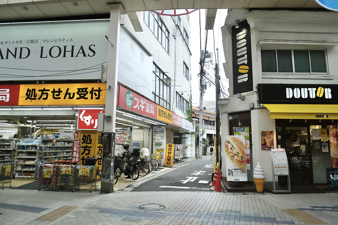 小道に入ったところ。右手がドトール